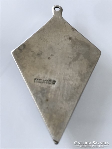 Pávakagyló betétes medál mexikói ezüst hátlappal, 4,5 x 3 cm