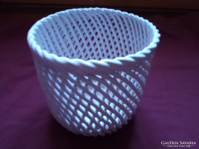 White woven ceramic flowerpot