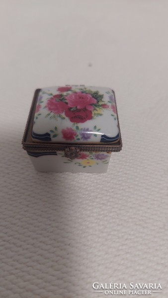 Porcelain jewelry holder, medicine holder ??With very beautiful flower motifs.