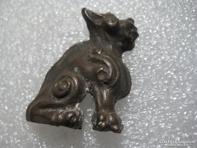 Keleti mitológiai  figurák párban  , bronzból  3,5 cm