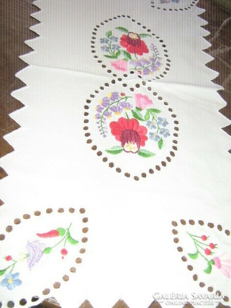 Beautiful snow-white Kalocsa embroidered hole-embroidered tablecloth runner