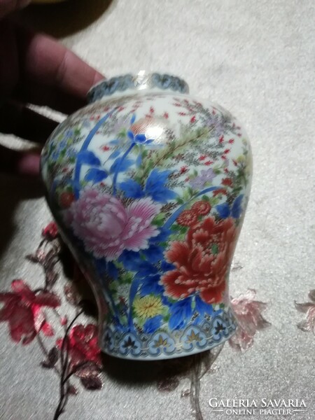 Keleti porcelán váza 25.a képeken látható állapotban van