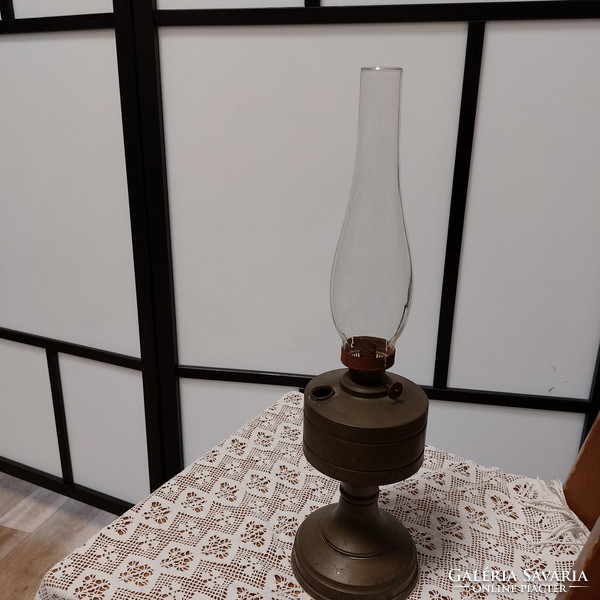 Kerosene lamp, peasant lamp / with spaiater-copper body, glass cylinder