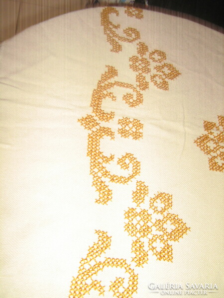 Beautiful hand-embroidered cross-stitch baroque pattern woven tablecloth with a lace edge