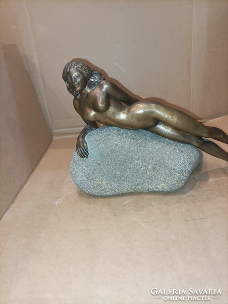 Rácz Edit bronz szobra, Kavicson pihanő akt. 24 cm-es nagyságú