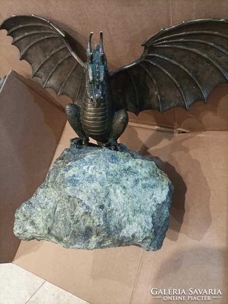 Dragon statue in bronze, on a mineral base, the statue is 30 cm.