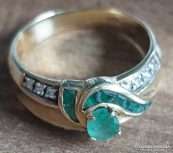 Gold ring with brilliant and emerald