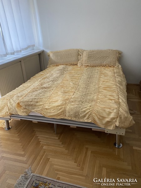 Two-person bed with a 200x160 mattress, a headrest with a grid, and a blanket