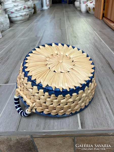 23 cm diameter porcelain mat basket with handle, centerpiece