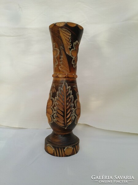 Faragott fa váza (25 cm)