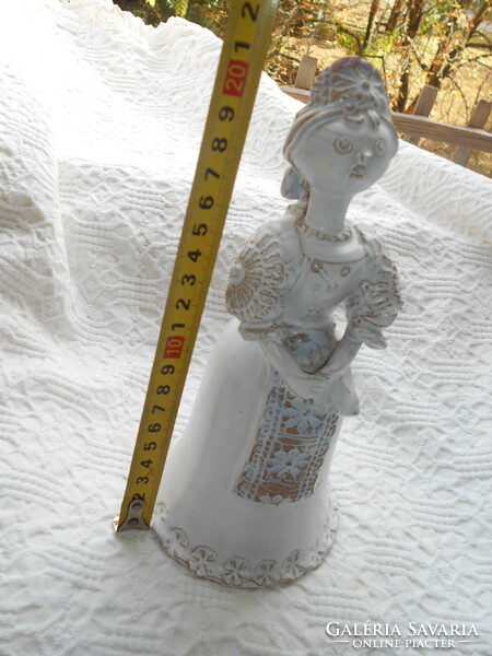 Jelzett KERÁMIA figura--lányka népviseletben 21 cm