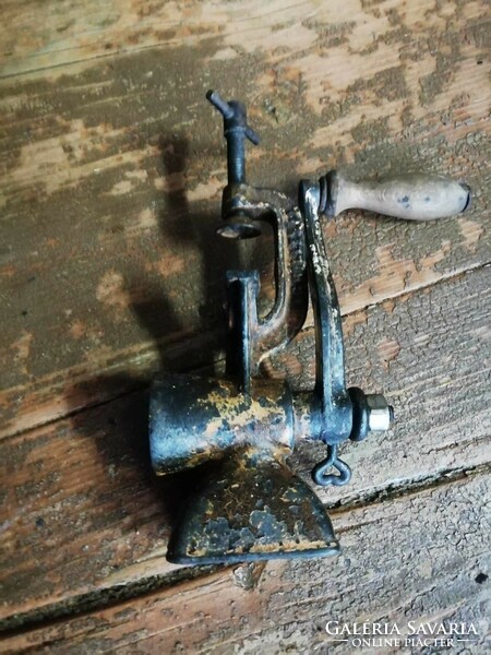 Poppy grinder, very small size, marked nice patina cast iron grinder, working (achilles v. Ankilles..)
