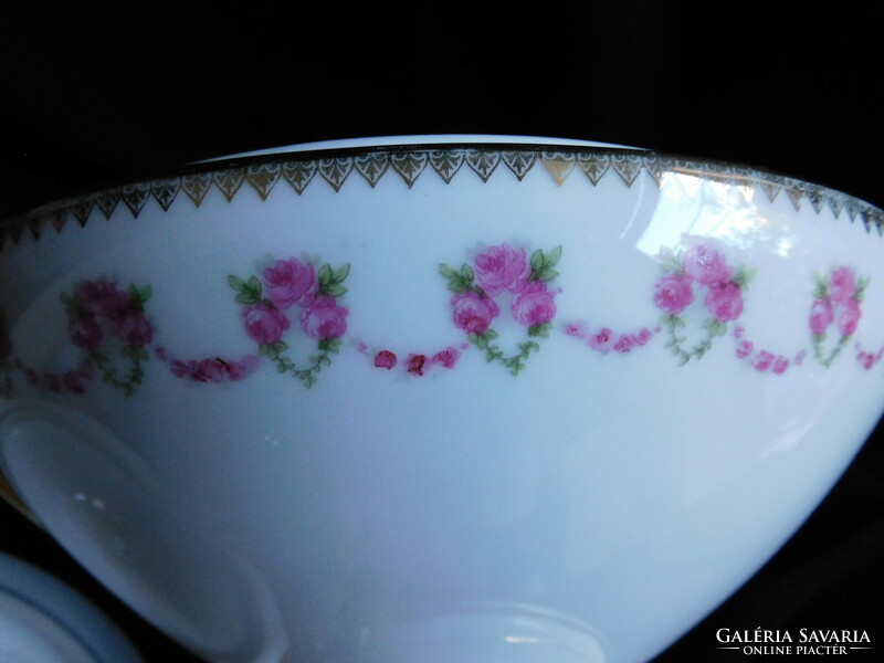 Antik talpas levesestál rózsagirlandos dekorral