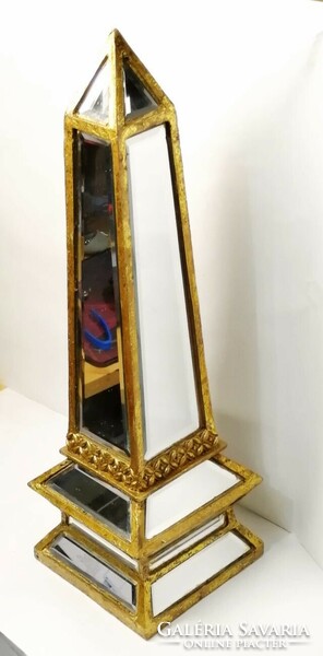 Aranyozott tükörlapos obeliszk Svájcból. Különleges dekoráció