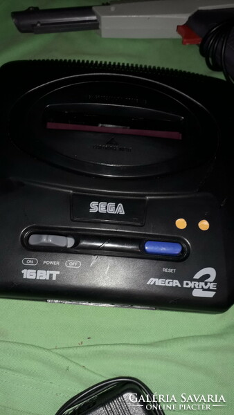 Very nice condition sega megadrive 2 16 bit game console + pistol and 4 joysticks as shown in the pictures