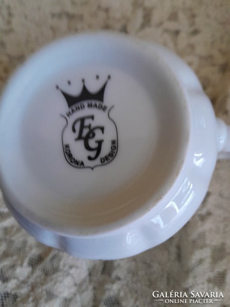 Small damage to a teacup with pearls