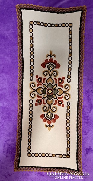 Old large pattern embroidered table runner (m4299)