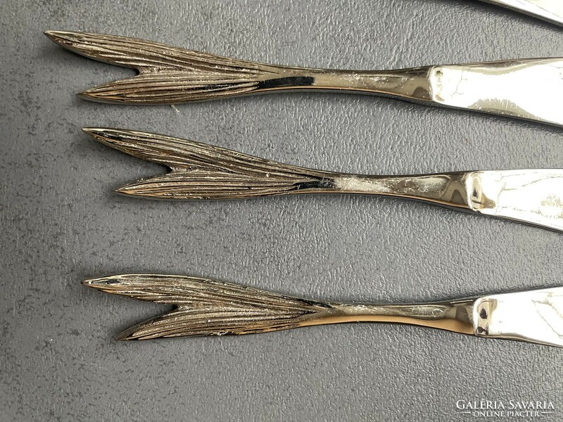 Nice set of 4 butter knives with a fish tail