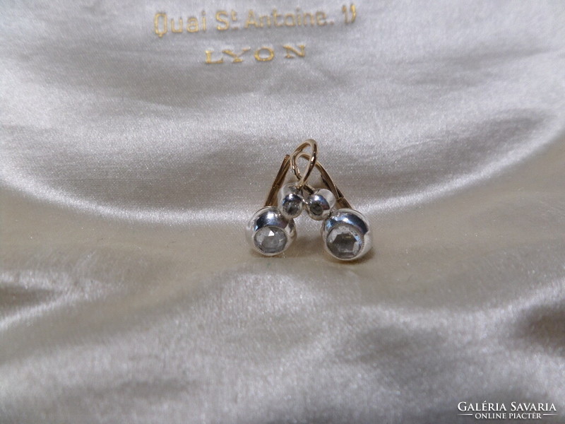 Antique gold buton earrings with a pair of Dutch diamonds