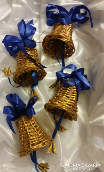 Kézműves karácsonyfadísz vesszőből font, aranyszínű csengettyűk kék szalaggal - karácsonyi dekoráció