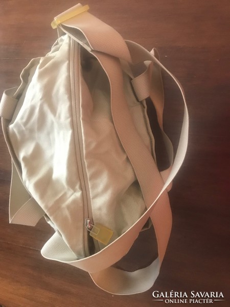 Mandarinaduck md20 brand, barely used handbag. Drape, fabric, with a strap that can also be hung on the shoulder.