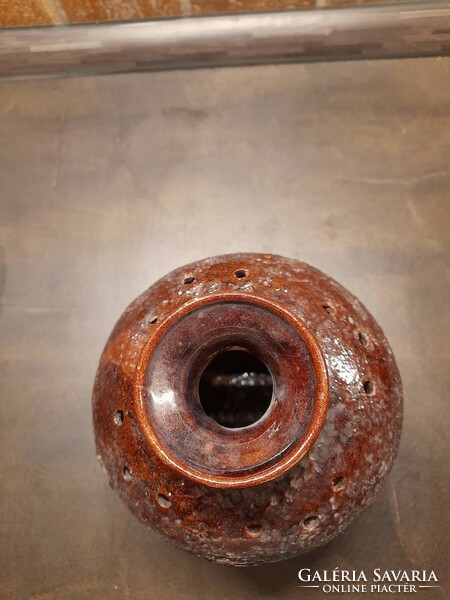 Régi rusztikus mázas kerámia váza, díszítő lyukakkal