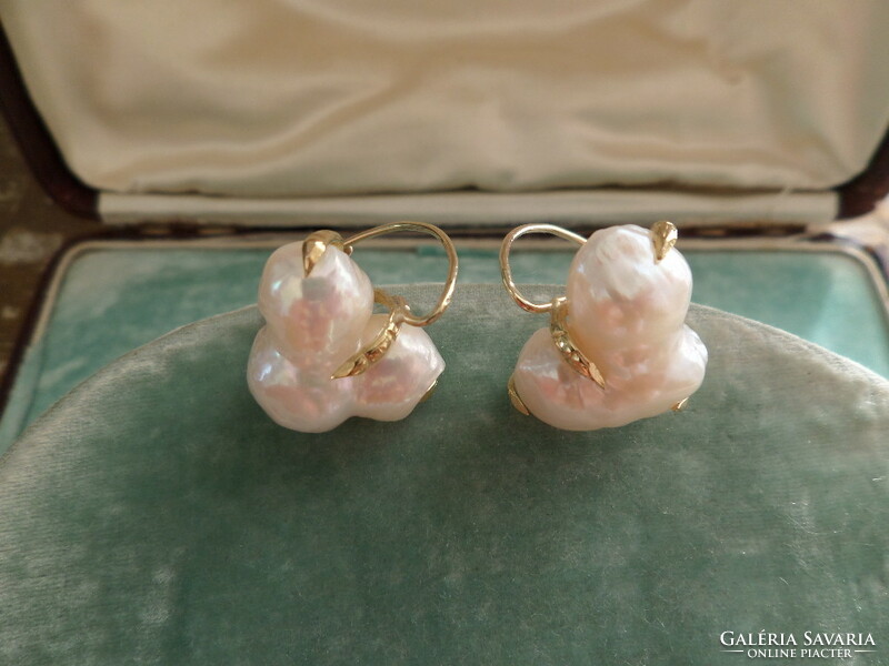 Golden birdclaw earrings with a pair of huge amorphous pearls