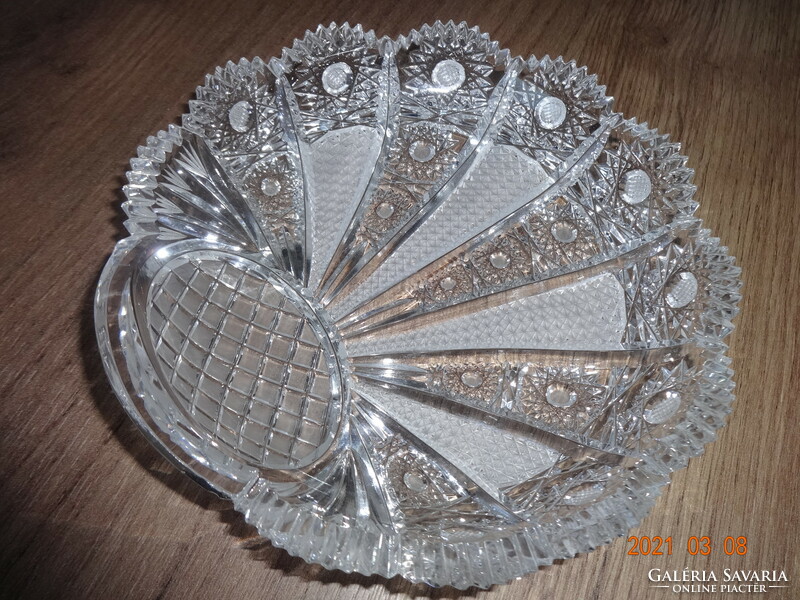 Beautiful, richly polished crystal bowl, offering