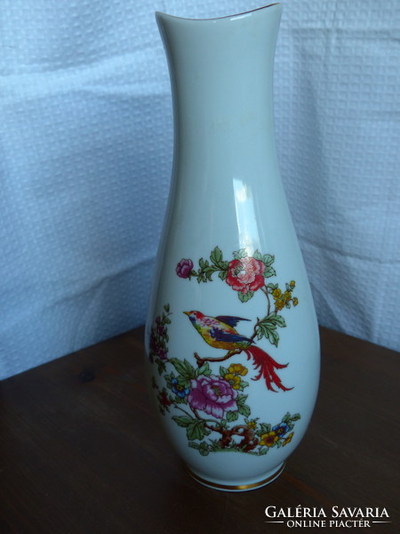 Hollóházi porcelán váza paradicsommadaras díszítéssel