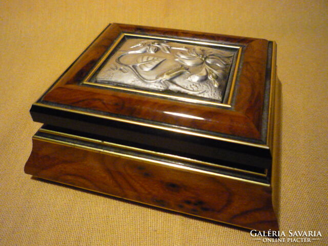 Lacquered jewelery box with silver flower. 2303 16