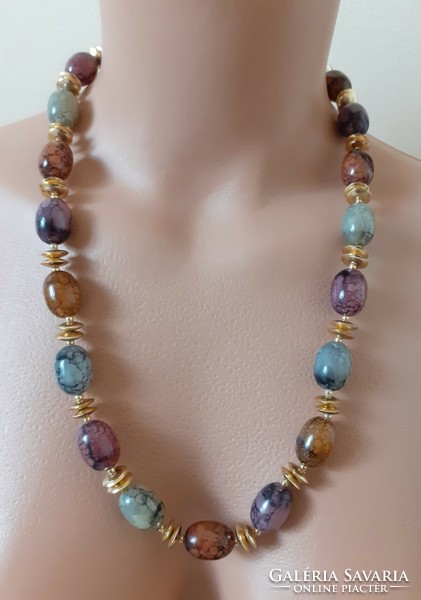 Showy plastic necklace with a mineral effect