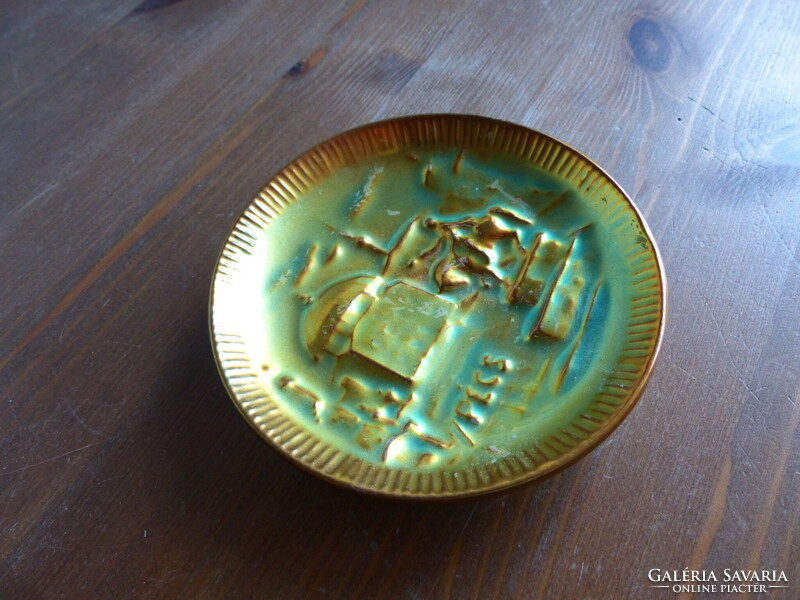 Zsolnay zöld fénytörésű tányér eosin technikával készült különleges darab