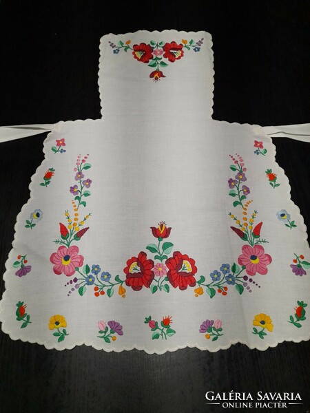 Embroidered Kalocsa pattern apron in good condition