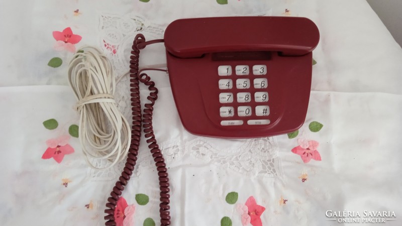 Nagyon régi bordó még vonalas telefon dísznek?