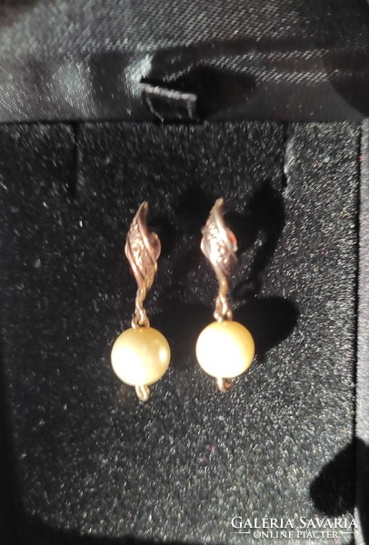 14K gold earrings with a pair of cultured pearls