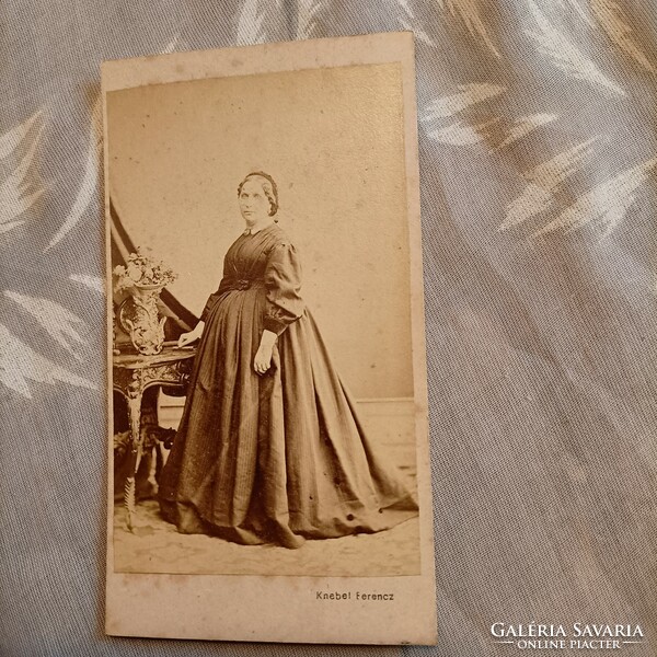 19.századi teljesalakos fotó egy hölgyről