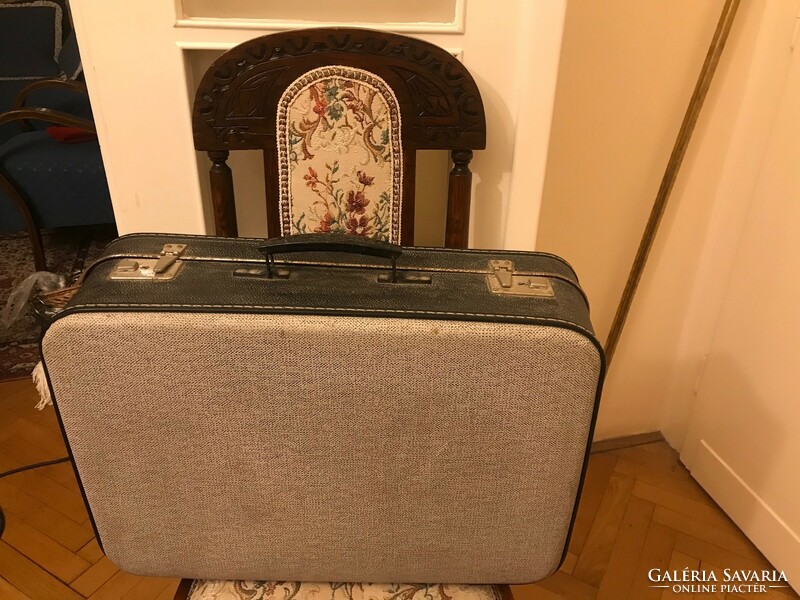 Retro suitcase/suitcase. Gray color, with metal buckles. Size: 55x38x18 cm, the inner part is slightly worn.