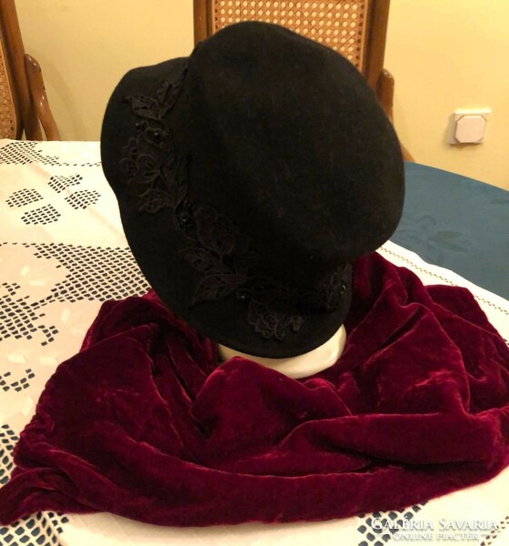 Elegáns fekete női kalap  és  vörös bársony sál