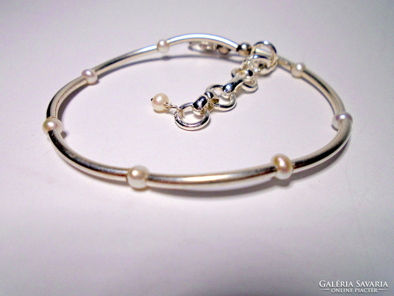 Decorative silver bracelet with freshwater pearl decoration