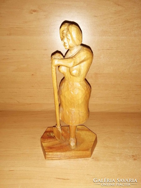 A piece of wood-carved folk artist statue of a woman working with a spade - 20 cm (s)