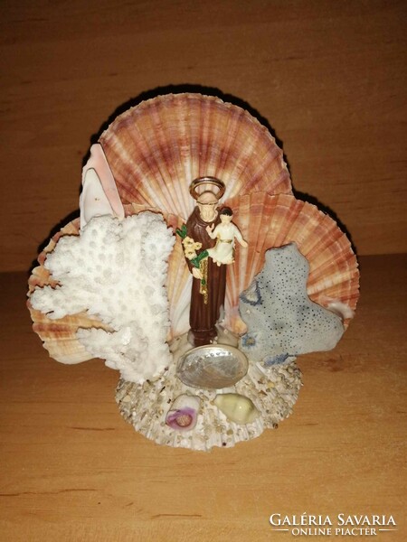 A Christian mini altar with a holy song and the baby Jesus, made using seashells