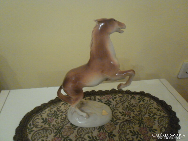 Royal Dux - Ágaskodó ló