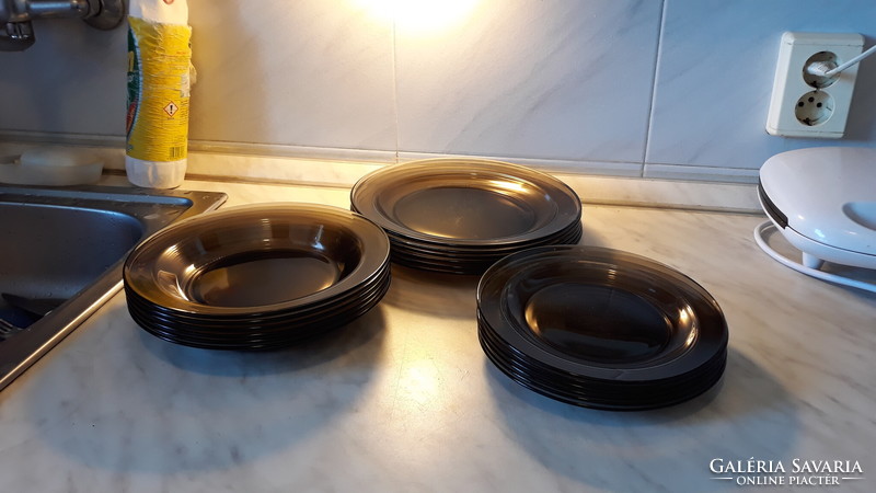 18 db-os,   barna,   hőálló,   üveg, használt, hibátlan,  mosogatógépben  mosható  tányér  készlet