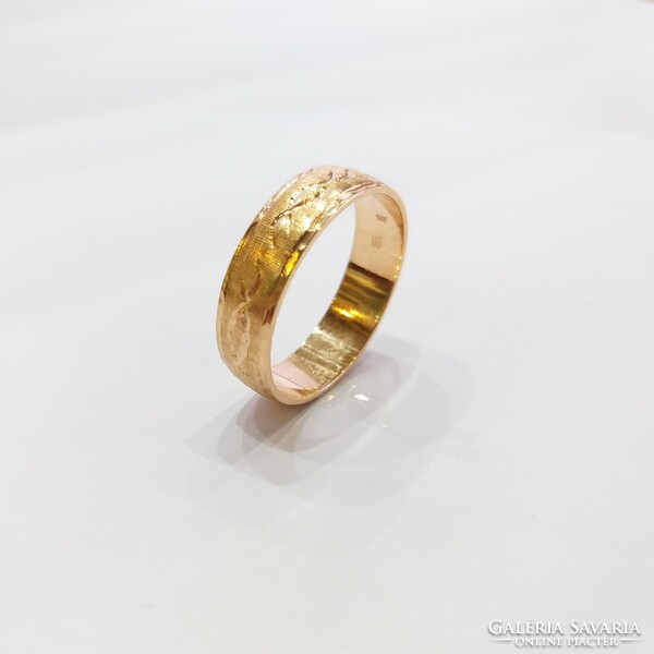 14 Carats, 4.98g. Red gold wedding ring with wavy pattern (no. 23/52)