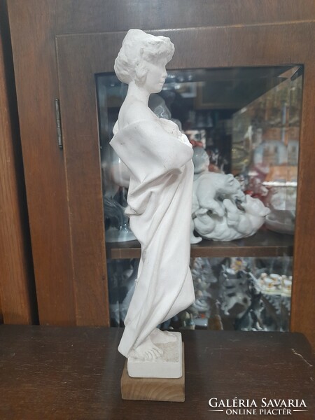 Plaster nude female statue, on a wooden plinth. 32 Cm.