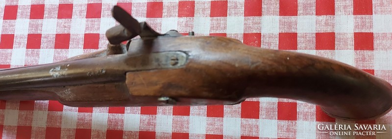 It's a 40 cm smoothbore, I think it's an English flintlock pistol