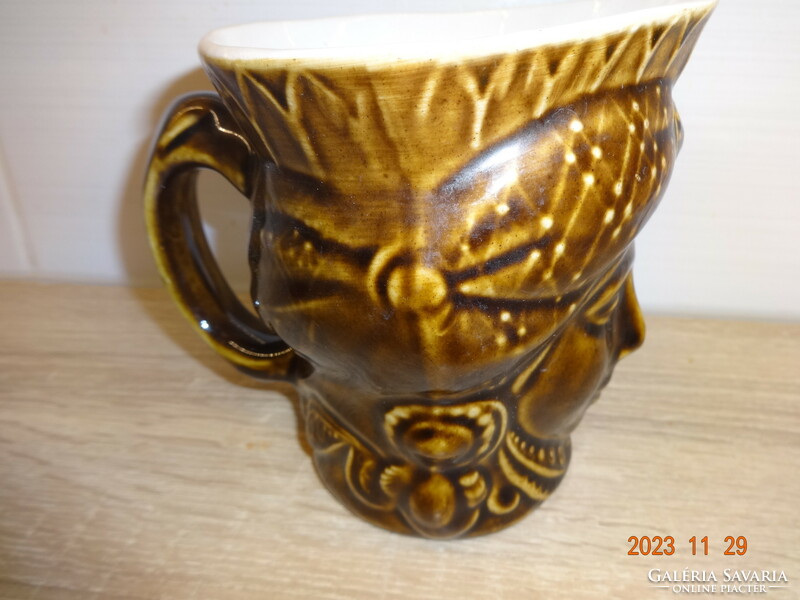 Istennő-fej formájú barna sörös (vagy kávés/teás) kerámia korsó