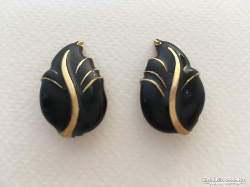 Retro black and gold feather-shaped earrings