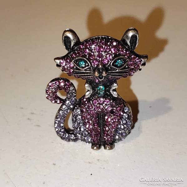 Cute cat brooch with crystals