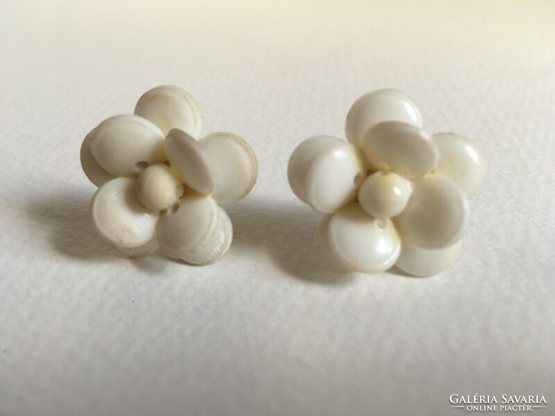 Retro white flower earrings